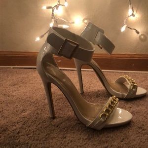 Heels with a chain and buckle
